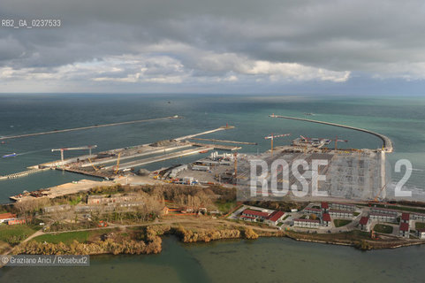 VENEZIA 13/12/10 FOTO AEREE AI LAVORI IN CORSO  PER LA COSTRUZIONE DELLE DIGHE MOBILI ALLA BOCCA DEL PORTO DI MALAMOCCO ©Graziano Arici/Rosebud2 CONSORZIO VENEZIA NUOVA