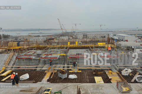 VENEZIA 15/12/10 - LAVORI ALLA BOCCA DI PORTO DI MALAMOCCO SICUREZZA  ©Graziano Arici/Rosebud2  CONSORZIO VENEZIA NUOVA