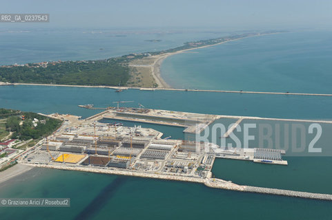 VENEZIA 21 GIUGNO 2011 - FOTO AEREE DEI LAVORI IN CORSO ALLA BOCCA DI PORTO DI MALAMOCCO ©Graziano Arici/Rosebud2  CONSORZIO VENEZIA NUOVA