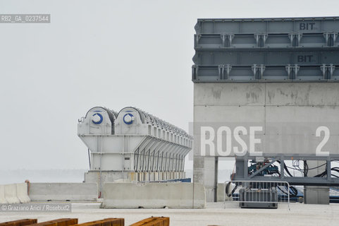VENEZIA 15/12/10 - LAVORI ALLA BOCCA DI PORTO DI MALAMOCCO SICUREZZA  ©Graziano Arici/Rosebud2  CONSORZIO VENEZIA NUOVA