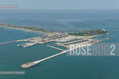 VENEZIA 21 GIUGNO 2011 - FOTO AEREE DEI LAVORI IN CORSO ALLA BOCCA DI PORTO DI MALAMOCCO ©Graziano Arici/Rosebud2  CONSORZIO VENEZIA NUOVA
