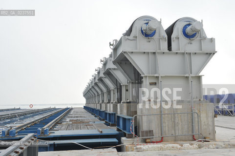 VENEZIA 15/12/10 - LAVORI ALLA BOCCA DI PORTO DI MALAMOCCO SICUREZZA  ©Graziano Arici/Rosebud2  CONSORZIO VENEZIA NUOVA