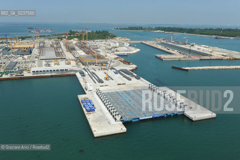 VENEZIA 21 GIUGNO 2011 - FOTO AEREE DEI LAVORI IN CORSO ALLA BOCCA DI PORTO DI MALAMOCCO ©Graziano Arici/Rosebud2  CONSORZIO VENEZIA NUOVA