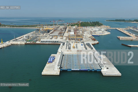 VENEZIA 21 GIUGNO 2011 - FOTO AEREE DEI LAVORI IN CORSO ALLA BOCCA DI PORTO DI MALAMOCCO ©Graziano Arici/Rosebud2  CONSORZIO VENEZIA NUOVA