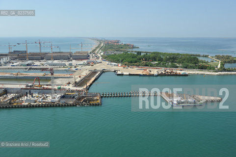 VENEZIA 21 GIUGNO 2011 - FOTO AEREE DEI LAVORI IN CORSO ALLA BOCCA DI PORTO DI MALAMOCCO ©Graziano Arici/Rosebud2  CONSORZIO VENEZIA NUOVA