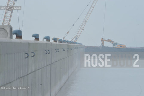 VENEZIA 15/12/10 - LAVORI ALLA BOCCA DI PORTO DI MALAMOCCO SICUREZZA  ©Graziano Arici/Rosebud2  CONSORZIO VENEZIA NUOVA