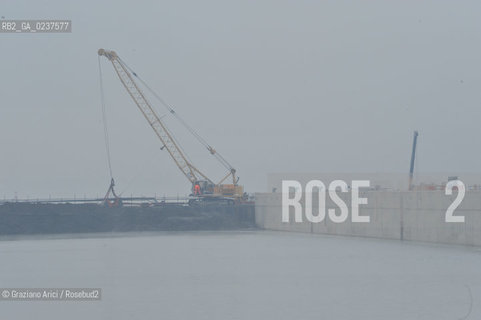 VENEZIA 15/12/10 - LAVORI ALLA BOCCA DI PORTO DI MALAMOCCO SICUREZZA  ©Graziano Arici/Rosebud2  CONSORZIO VENEZIA NUOVA