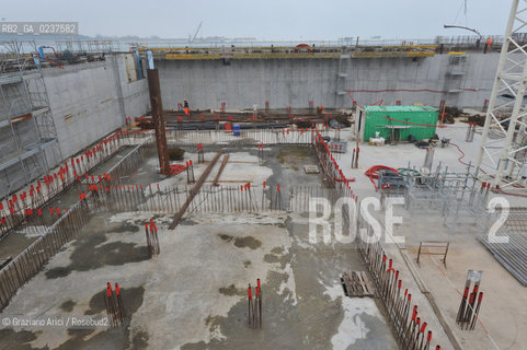 VENEZIA 15/12/10 - LAVORI ALLA BOCCA DI PORTO DI MALAMOCCO SICUREZZA  ©Graziano Arici/Rosebud2  CONSORZIO VENEZIA NUOVA