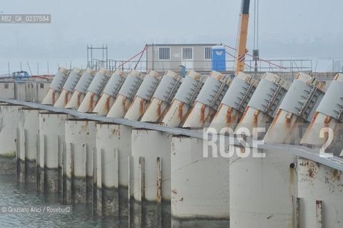 VENEZIA 15/12/10 - LAVORI ALLA BOCCA DI PORTO DI MALAMOCCO SICUREZZA  ©Graziano Arici/Rosebud2  CONSORZIO VENEZIA NUOVA