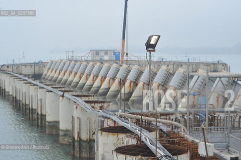 VENEZIA 15/12/10 - LAVORI ALLA BOCCA DI PORTO DI MALAMOCCO SICUREZZA  ©Graziano Arici/Rosebud2  CONSORZIO VENEZIA NUOVA