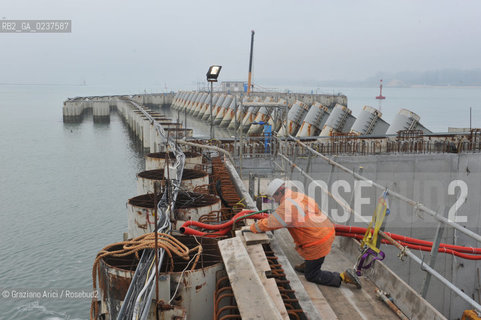 VENEZIA 15/12/10 - LAVORI ALLA BOCCA DI PORTO DI MALAMOCCO SICUREZZA  ©Graziano Arici/Rosebud2  CONSORZIO VENEZIA NUOVA