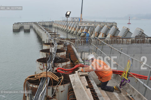 VENEZIA 15/12/10 - LAVORI ALLA BOCCA DI PORTO DI MALAMOCCO SICUREZZA  ©Graziano Arici/Rosebud2  CONSORZIO VENEZIA NUOVA