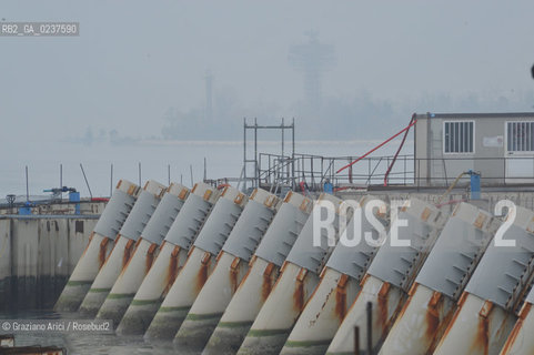 VENEZIA 15/12/10 - LAVORI ALLA BOCCA DI PORTO DI MALAMOCCO SICUREZZA  ©Graziano Arici/Rosebud2  CONSORZIO VENEZIA NUOVA
