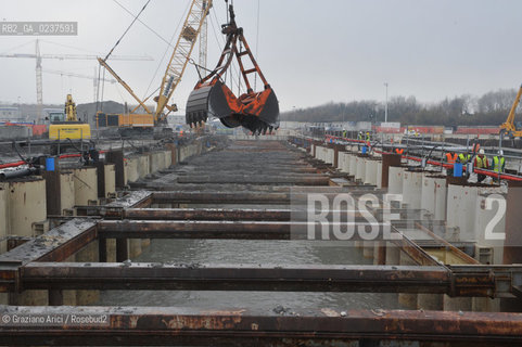 VENEZIA 15/12/10 - LAVORI ALLA BOCCA DI PORTO DI MALAMOCCO SICUREZZA  ©Graziano Arici/Rosebud2  CONSORZIO VENEZIA NUOVA