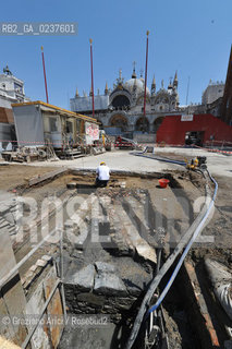 VENEZIA 23/6/11 - CONFERENZA STAMPA DELLA PRESENTAZIONE DELLO SCAVO ARCHEOLOGICO SUL RIO BATARIO IN PIAZZA SAN MARCO NEL CANTIERE DEL CAMPANILE  ©Graziano Arici/Rosebud2   CONSORZIO VENEZIA NUOVA