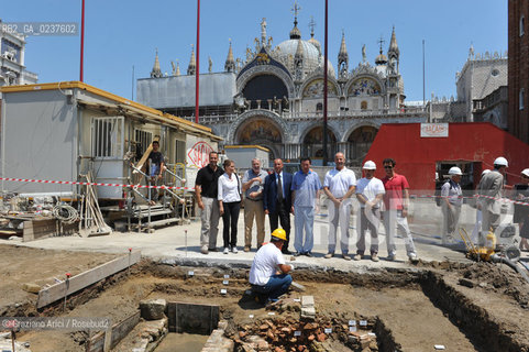 VENEZIA 23/6/11 - CONFERENZA STAMPA DELLA PRESENTAZIONE DELLO SCAVO ARCHEOLOGICO SUL RIO BATARIO IN PIAZZA SAN MARCO NEL CANTIERE DEL CAMPANILE  ©Graziano Arici/Rosebud2   CONSORZIO VENEZIA NUOVA