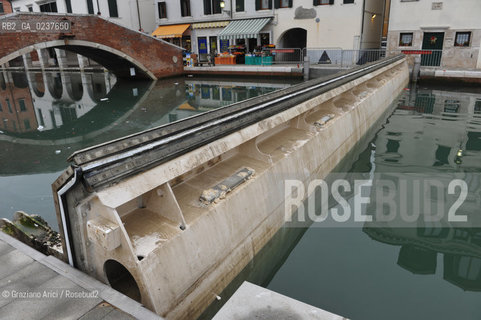 CHIOGGIA 21/12/2012 CANALE DELLA VENA - POSA IN OPERA DEI CASSONI ANTI ALTA MAREA E PARATIE MOBILI  ©Graziano Arici/Rosebud2   CONSORZIO VENEZIA NUOVA