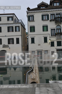 CHIOGGIA 21/12/2012 CANALE DELLA VENA - POSA IN OPERA DEI CASSONI ANTI ALTA MAREA E PARATIE MOBILI  ©Graziano Arici/Rosebud2   CONSORZIO VENEZIA NUOVA