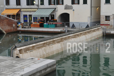 CHIOGGIA 21/12/2012 CANALE DELLA VENA - POSA IN OPERA DEI CASSONI ANTI ALTA MAREA E PARATIE MOBILI  ©Graziano Arici/Rosebud2   CONSORZIO VENEZIA NUOVA