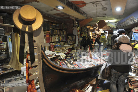 Venice 12/2/12 - The bookshop Acqua Alta libri libreria ©Graziano Arici/Rosebud2