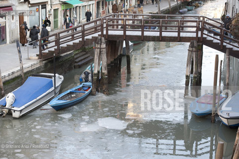 Venice 6/2/12 - Frozen canals and lagoon laguna e canali ghiacciati per il freddo canale degli ormesini e di s.giobbe ©Graziano Arici/Rosebud2