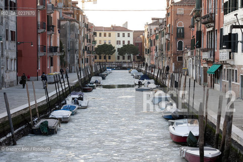Venice 6/2/12 - Frozen canals and lagoon laguna e canali ghiacciati per il freddo canale degli ormesini e di s.giobbe ©Graziano Arici/Rosebud2