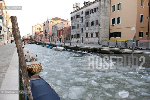 Venice 6/2/12 - Frozen canals and lagoon laguna e canali ghiacciati per il freddo canale degli ormesini e di s.giobbe ©Graziano Arici/Rosebud2