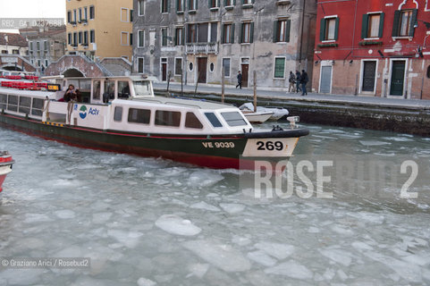 Venice 6/2/12 - Frozen canals and lagoon laguna e canali ghiacciati per il freddo canale degli ormesini e di s.giobbe ©Graziano Arici/Rosebud2
