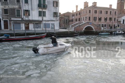 Venice 6/2/12 - Frozen canals and lagoon laguna e canali ghiacciati per il freddo canale degli ormesini e di s.giobbe ©Graziano Arici/Rosebud2