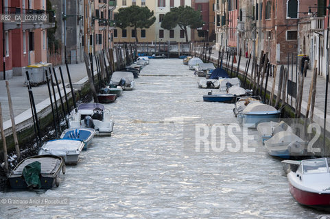 Venice 6/2/12 - Frozen canals and lagoon laguna e canali ghiacciati per il freddo canale degli ormesini e di s.giobbe ©Graziano Arici/Rosebud2