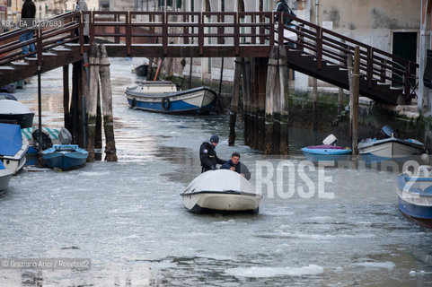 Venice 6/2/12 - Frozen canals and lagoon laguna e canali ghiacciati per il freddo canale degli ormesini e di s.giobbe ©Graziano Arici/Rosebud2