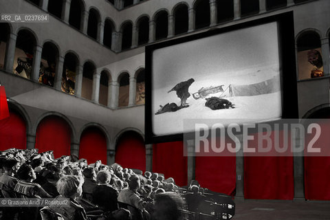 Venezia - Rendering del progetto di Rem Koolhaas per il Fontego dei Tedeschi © archivio graziano arici LArchivio Arici non è riuscito ad avere informazioni sullautore di questa foto. Siamo comunque a disposizione di qualunque avente diritto per riconoscere eventuali proprietà intellettuali che non sia stato possibile fin qui attribuire. .Qualora si fosse inavvertitamente leso qualsiasi diritto di riproduzione, si prega di contattare lArchivio che provvederà a rimuovere le immagini in questione..La cessione dei diritti di questa immagine si intende per quanto di nostra competenza. Non comprende invece le eventuali spese  relative a diritti che potranno essere richiesti dagli Enti o persone fisiche cui appartengono eventualmente i soggetti  ripresi. Tali costi, ove necessari, e l’espletamento di qualsivoglia pratica di richiesta di concessione del permesso di pubblicazione sono esclusivamente a carico e a cura del soggetto acquirente di questa immagine.