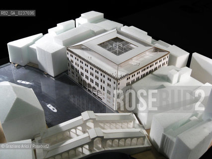 Venezia - Rendering del progetto di Rem Koolhaas per il Fontego dei Tedeschi © archivio graziano arici LArchivio Arici non è riuscito ad avere informazioni sullautore di questa foto. Siamo comunque a disposizione di qualunque avente diritto per riconoscere eventuali proprietà intellettuali che non sia stato possibile fin qui attribuire. .Qualora si fosse inavvertitamente leso qualsiasi diritto di riproduzione, si prega di contattare lArchivio che provvederà a rimuovere le immagini in questione..La cessione dei diritti di questa immagine si intende per quanto di nostra competenza. Non comprende invece le eventuali spese  relative a diritti che potranno essere richiesti dagli Enti o persone fisiche cui appartengono eventualmente i soggetti  ripresi. Tali costi, ove necessari, e l’espletamento di qualsivoglia pratica di richiesta di concessione del permesso di pubblicazione sono esclusivamente a carico e a cura del soggetto acquirente di questa immagine.