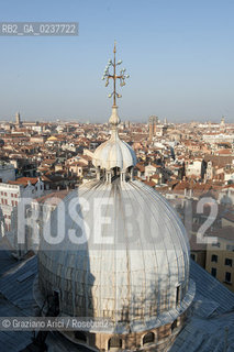 Venezia 12/1/12 - Lavori di restauro delle Cupole della Basilica di San Marco di Venezia. I lavori di restauro sono diretti dalla Procuratoria della Basilica e da 1000 anni fanno in modo che la complessa struttura sia continuamente monitorata e restaurata - dome of the St:Marks Basilik ©Graziano Arici/Rosebud2