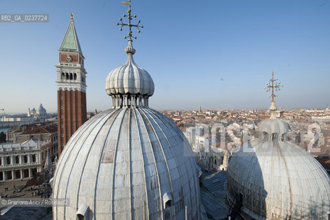 Venezia 12/1/12 - Lavori di restauro delle Cupole della Basilica di San Marco di Venezia. I lavori di restauro sono diretti dalla Procuratoria della Basilica e da 1000 anni fanno in modo che la complessa struttura sia continuamente monitorata e restaurata - dome of the St:Marks Basilik ©Graziano Arici/Rosebud2