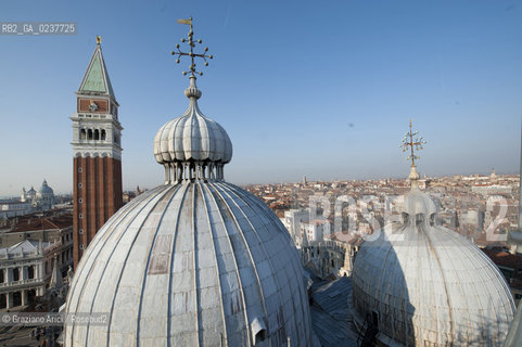 Venezia 12/1/12 - Lavori di restauro delle Cupole della Basilica di San Marco di Venezia. I lavori di restauro sono diretti dalla Procuratoria della Basilica e da 1000 anni fanno in modo che la complessa struttura sia continuamente monitorata e restaurata - dome of the St:Marks Basilik ©Graziano Arici/Rosebud2
