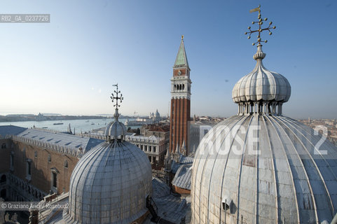 Venezia 12/1/12 - Lavori di restauro delle Cupole della Basilica di San Marco di Venezia. I lavori di restauro sono diretti dalla Procuratoria della Basilica e da 1000 anni fanno in modo che la complessa struttura sia continuamente monitorata e restaurata - dome of the St:Marks Basilik ©Graziano Arici/Rosebud2
