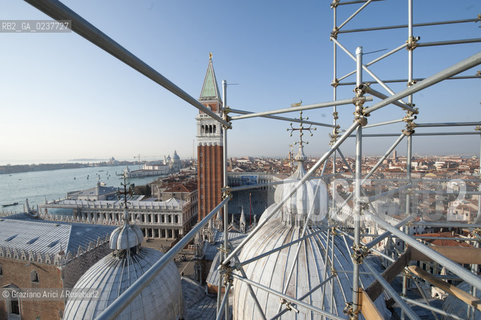 Venezia 12/1/12 - Lavori di restauro delle Cupole della Basilica di San Marco di Venezia. I lavori di restauro sono diretti dalla Procuratoria della Basilica e da 1000 anni fanno in modo che la complessa struttura sia continuamente monitorata e restaurata - dome of the St:Marks Basilik ©Graziano Arici/Rosebud2
