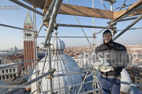 Venezia 12/1/12 - Lavori di restauro delle Cupole della Basilica di San Marco di Venezia. I lavori di restauro sono diretti dalla Procuratoria della Basilica e da 1000 anni fanno in modo che la complessa struttura sia continuamente monitorata e restaurata - dome of the St:Marks Basilik ©Graziano Arici/Rosebud2