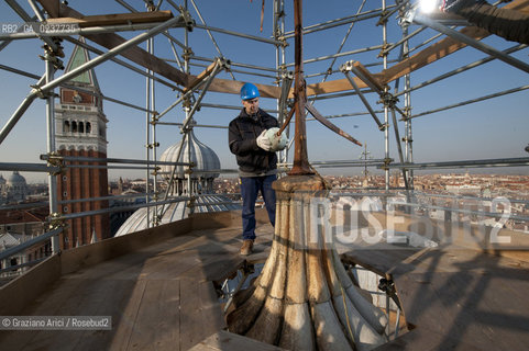 Venezia 12/1/12 - Lavori di restauro delle Cupole della Basilica di San Marco di Venezia. I lavori di restauro sono diretti dalla Procuratoria della Basilica e da 1000 anni fanno in modo che la complessa struttura sia continuamente monitorata e restaurata - dome of the St:Marks Basilik ©Graziano Arici/Rosebud2