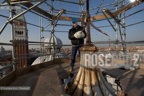 Venezia 12/1/12 - Lavori di restauro delle Cupole della Basilica di San Marco di Venezia. I lavori di restauro sono diretti dalla Procuratoria della Basilica e da 1000 anni fanno in modo che la complessa struttura sia continuamente monitorata e restaurata - dome of the St:Marks Basilik ©Graziano Arici/Rosebud2