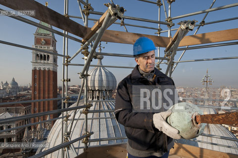Venezia 12/1/12 - Lavori di restauro delle Cupole della Basilica di San Marco di Venezia. I lavori di restauro sono diretti dalla Procuratoria della Basilica e da 1000 anni fanno in modo che la complessa struttura sia continuamente monitorata e restaurata - dome of the St:Marks Basilik ©Graziano Arici/Rosebud2
