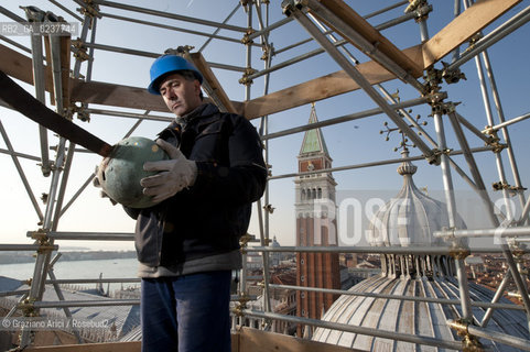 Venezia 12/1/12 - Lavori di restauro delle Cupole della Basilica di San Marco di Venezia. I lavori di restauro sono diretti dalla Procuratoria della Basilica e da 1000 anni fanno in modo che la complessa struttura sia continuamente monitorata e restaurata - dome of the St:Marks Basilik ©Graziano Arici/Rosebud2