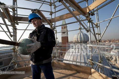 Venezia 12/1/12 - Lavori di restauro delle Cupole della Basilica di San Marco di Venezia. I lavori di restauro sono diretti dalla Procuratoria della Basilica e da 1000 anni fanno in modo che la complessa struttura sia continuamente monitorata e restaurata - dome of the St:Marks Basilik ©Graziano Arici/Rosebud2