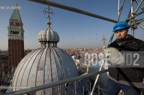 Venezia 12/1/12 - Lavori di restauro delle Cupole della Basilica di San Marco di Venezia. I lavori di restauro sono diretti dalla Procuratoria della Basilica e da 1000 anni fanno in modo che la complessa struttura sia continuamente monitorata e restaurata - dome of the St:Marks Basilik ©Graziano Arici/Rosebud2