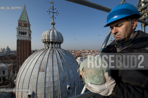 Venezia 12/1/12 - Lavori di restauro delle Cupole della Basilica di San Marco di Venezia. I lavori di restauro sono diretti dalla Procuratoria della Basilica e da 1000 anni fanno in modo che la complessa struttura sia continuamente monitorata e restaurata - dome of the St:Marks Basilik ©Graziano Arici/Rosebud2