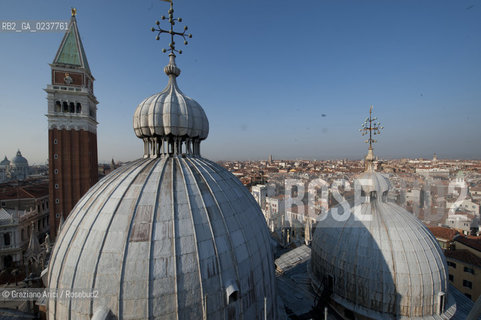 Venezia 12/1/12 - Lavori di restauro delle Cupole della Basilica di San Marco di Venezia. I lavori di restauro sono diretti dalla Procuratoria della Basilica e da 1000 anni fanno in modo che la complessa struttura sia continuamente monitorata e restaurata - dome of the St:Marks Basilik ©Graziano Arici/Rosebud2