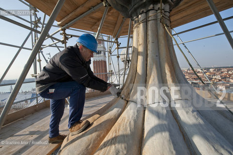 Venezia 12/1/12 - Lavori di restauro delle Cupole della Basilica di San Marco di Venezia. I lavori di restauro sono diretti dalla Procuratoria della Basilica e da 1000 anni fanno in modo che la complessa struttura sia continuamente monitorata e restaurata - dome of the St:Marks Basilik ©Graziano Arici/Rosebud2