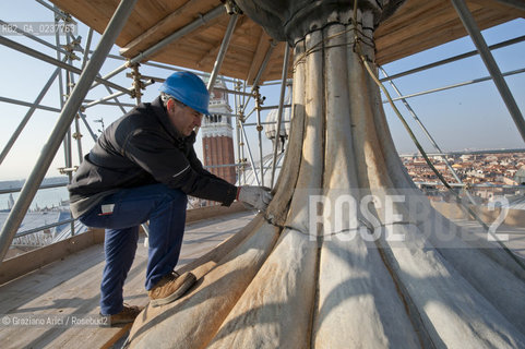 Venezia 12/1/12 - Lavori di restauro delle Cupole della Basilica di San Marco di Venezia. I lavori di restauro sono diretti dalla Procuratoria della Basilica e da 1000 anni fanno in modo che la complessa struttura sia continuamente monitorata e restaurata - dome of the St:Marks Basilik ©Graziano Arici/Rosebud2