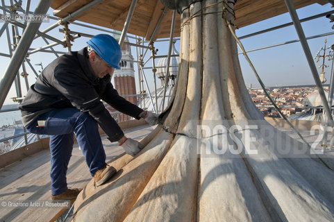 Venezia 12/1/12 - Lavori di restauro delle Cupole della Basilica di San Marco di Venezia. I lavori di restauro sono diretti dalla Procuratoria della Basilica e da 1000 anni fanno in modo che la complessa struttura sia continuamente monitorata e restaurata - dome of the St:Marks Basilik ©Graziano Arici/Rosebud2